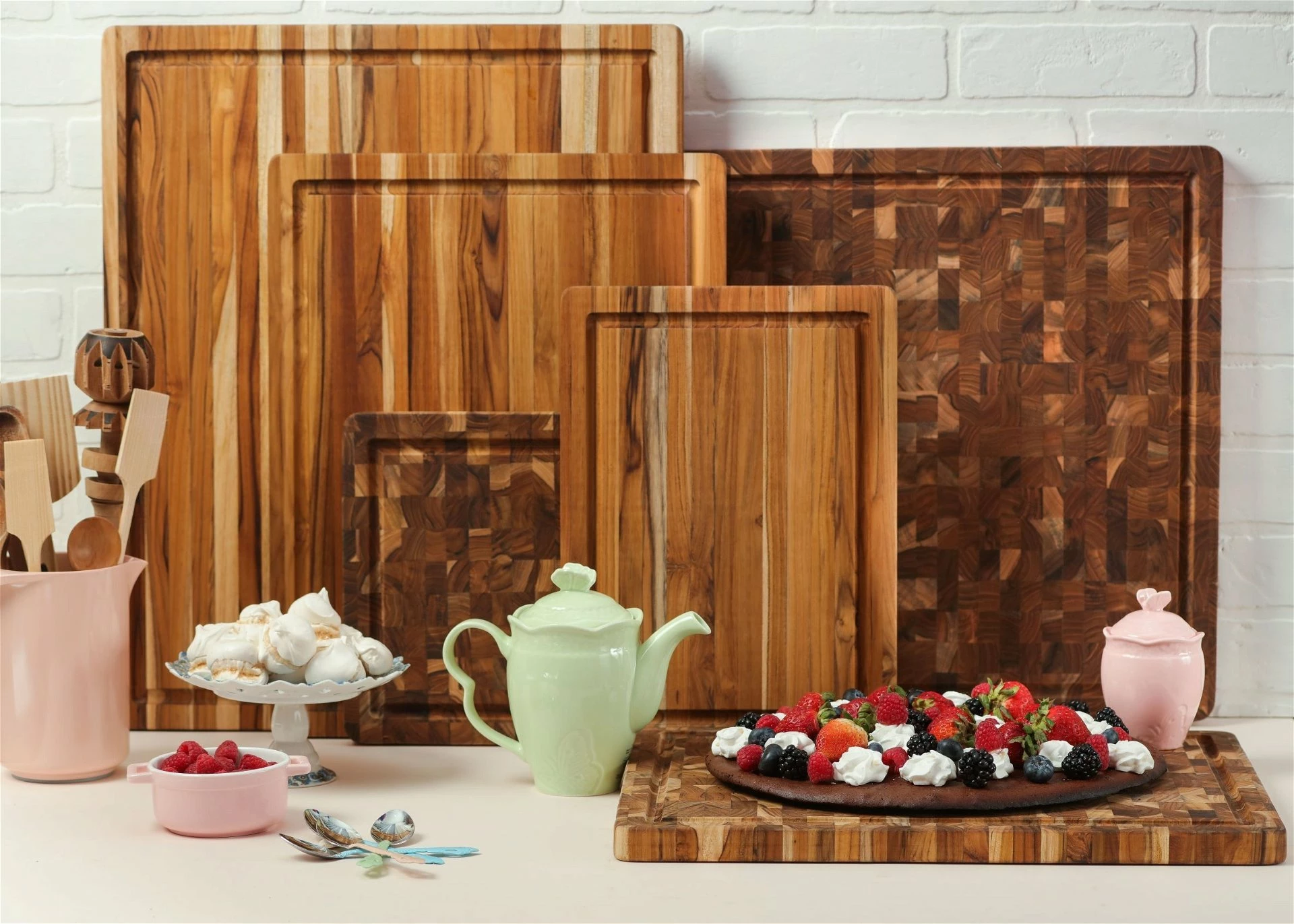 TeakHaus Edge Grain Carving Board + Juice Canal (Rectangle) | 18" X 14" X 1" 3 TeakHaus Edge Grain Carving Board + Juice Canal (Rectangle) | 18" X 14" X 1" - Image 3